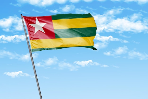 togo bandeira 3D acenando em um céu azul com imagem de fundo de nuvem