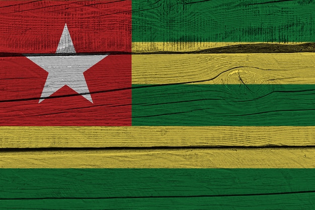 Togo bandera pintada en tablón de madera vieja