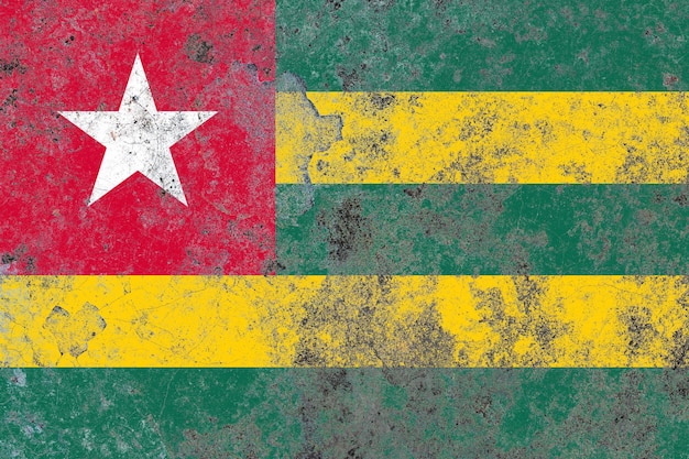 Togo-Flagge auf einer beschädigten alten Betonwandoberfläche