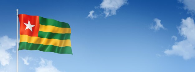 Togo-Flagge isoliert auf blauem Himmel Horizontales Banner