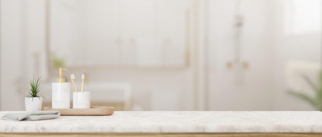 Toiletes e espaço vazio em uma mesa de mármore branco em um banheiro branco e limpo moderno