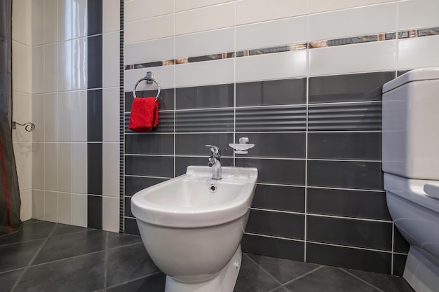 Toilette oder Bidet im Badezimmer eines Hotels oder Apartments