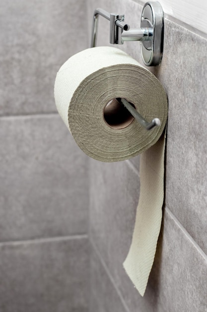 Toilettenpapier auf dem Halter in der Toilette