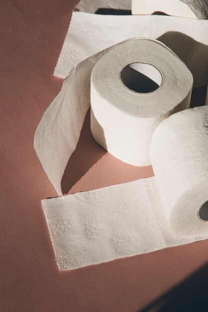 Toilettenpapier auf rosa Hintergrund