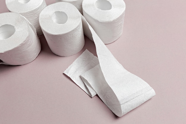 Toilettenpapier auf rosa Oberfläche