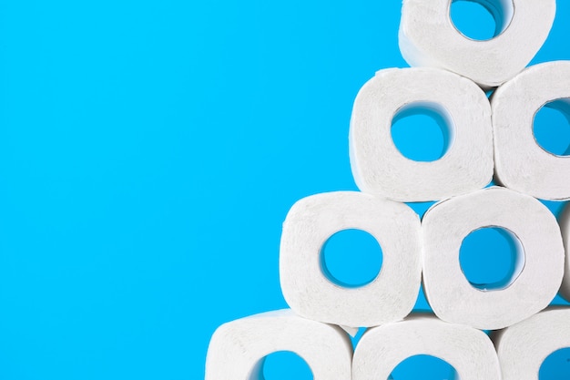 Toilettenpapier. Close up Schuss auf blauem Hintergrund