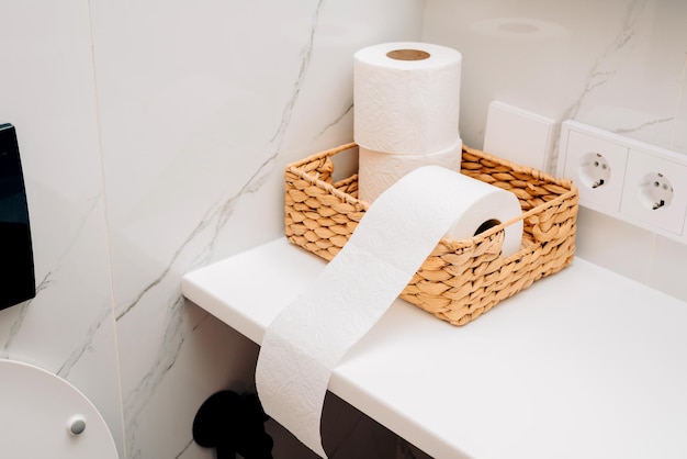 Toilettenpapier in einem Strohkorb
