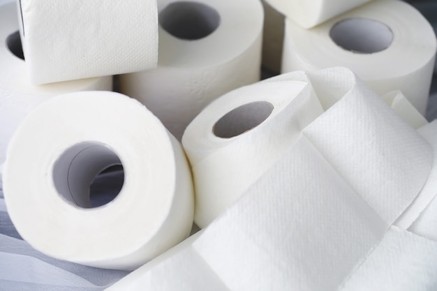 Toilettenpapier in einer Rolle. Schneeweißes weiches dreilagiges Toilettenpapier. Mangel an Hygieneprodukten. Primärschutz und Desinfektion.