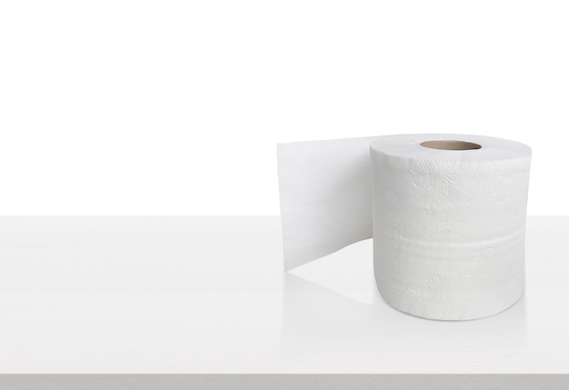 Toilettenpapier isoliert auf weißem Tisch Reinigungskonzept Produktfoto für Werbung