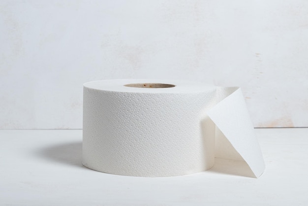 Toilettenpapierrolle auf Holzuntergrund, natürlich, ökologisch