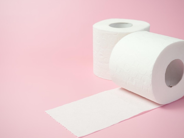 Toilettenpapierrolle auf rosa Hintergrund Platz für Text