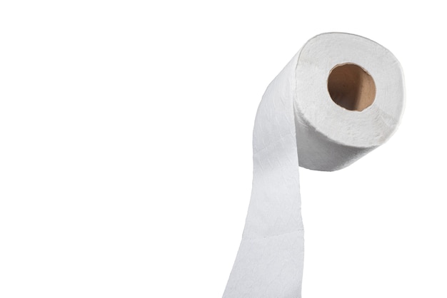Toilettenpapierrolle mit Wellen im Papier auf weißem Hintergrund