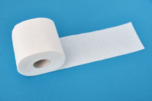 Toilettenpapierrollen auf blauem Hintergrund. Hygienekonzept