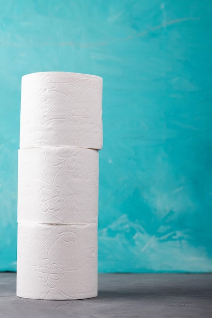 Toilettenpapierrollen auf türkisfarbenem Hintergrund