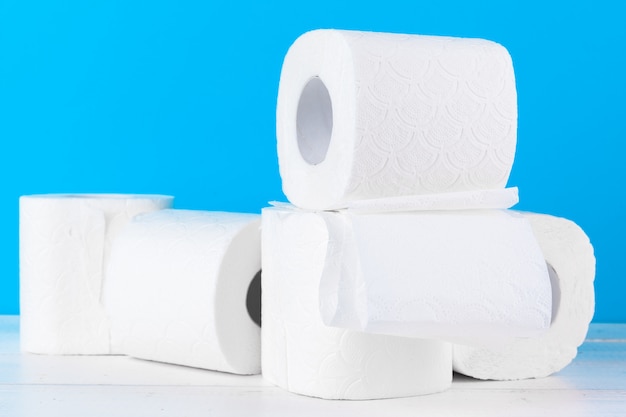 Toilettenpapierrollen gestapelt
