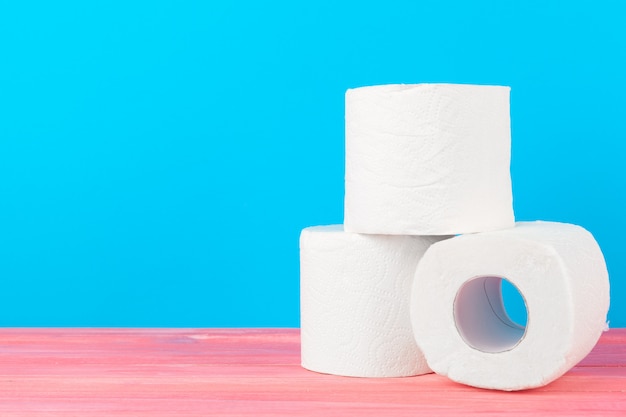 Toilettenpapierstapel auf hellem blauem Hintergrund