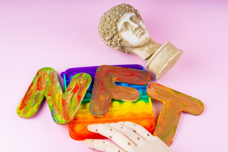 Foto token não fungível nft. conceito de sistema blockchain. estátua clássica e pop-lo brinquedo em um fundo rosa. conceito de criptoarte com mão artificial