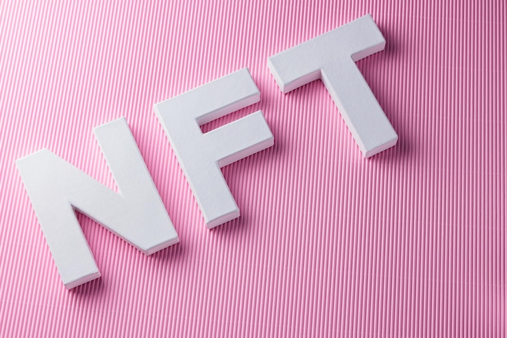 Foto token no fungible hecho de letras blancas inscripción nft en fondo rosa criptoarte y blockchain