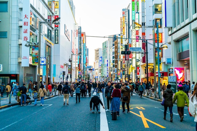 TOKIO, JAPÓN - 13 de enero de 2020: Gente abarrotada caminando en el distrito de Shinjuku. El área es un distrito comercial y de entretenimiento en Tokio, Japón.