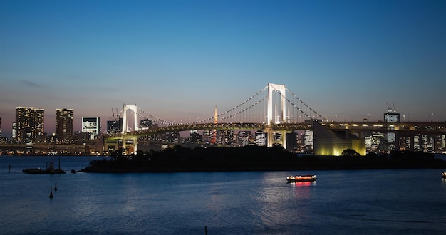 Tokio, Japan, 02. Juli 2019: Skyline der Stadt Odaiba am Abend