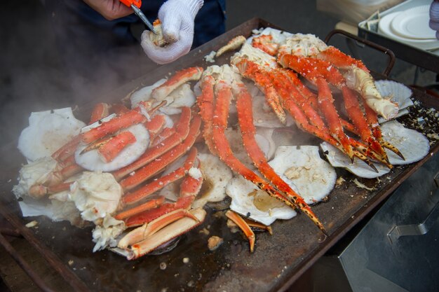 Tokio, Japan Straße in Tsukiji Außenmarkt in Ginza mit Nahaufnahme Einzelhandel Musteranzeige von gekochtem rotem Krebs Hummer Beine weißes Fleisch