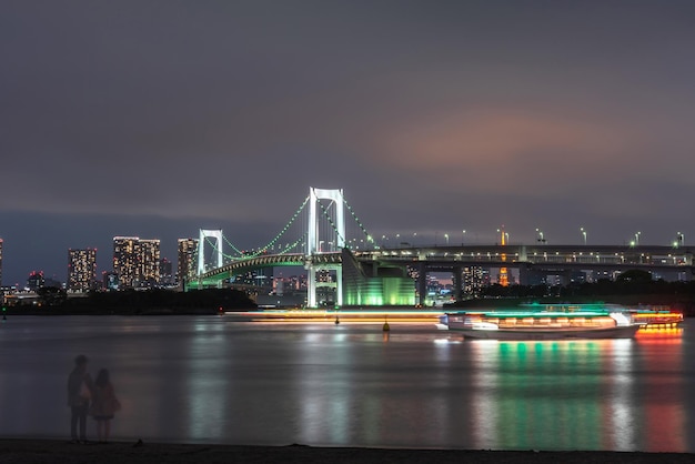 Foto tokio odaiba japón rainbow bridge estatua de la libertad