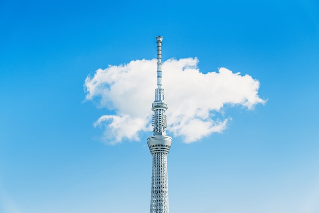 Tokyo Skytree en un día soleado con fondo de nubes