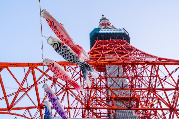 Tokyo Tower mit Koinoborii in Japan Blick von unten