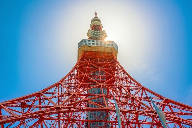 Tokyo Tower mit Sonnenstern und blauem Himmel in Japan