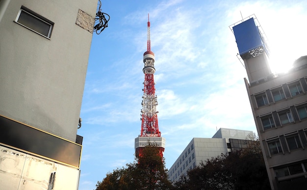 Tokyo Tower rotes und weißes Stahlmetall und blauer Himmel.