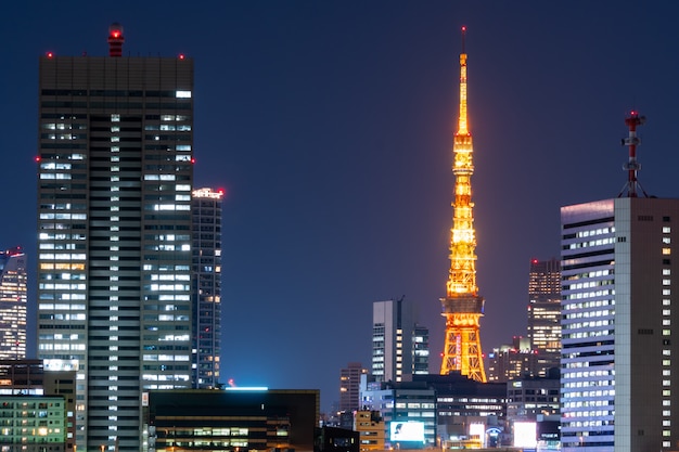 Tokyo-Turm und Stadtbild in Japan.