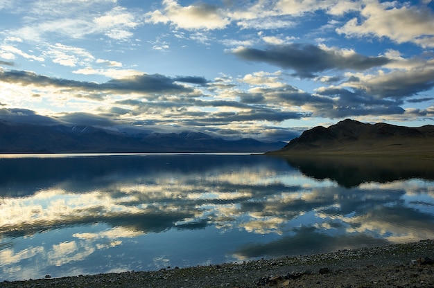 Tolbo Nuur See in der Mongolei, Landschaften der Westmongolei, Asien reist, Bergsee