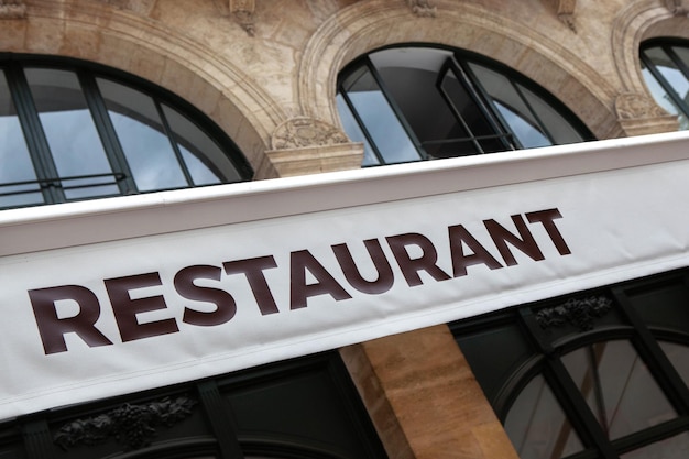 Foto un toldo de lona en la parte delantera de un restaurante