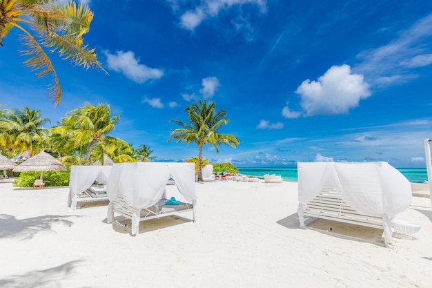 Toldo de resort de playa tropical, concepto de relajación de verano de lujo. Viajes de pareja de estilo de vida de ocio