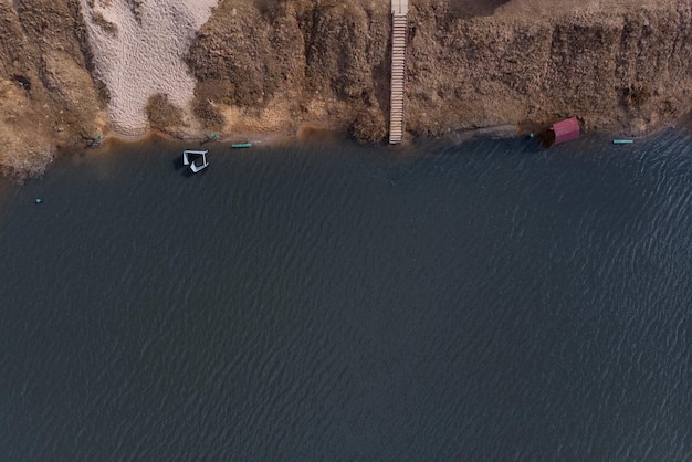 Toldos de playa vacíos inundados con agua durante la inundación de la primaveraInundación del río