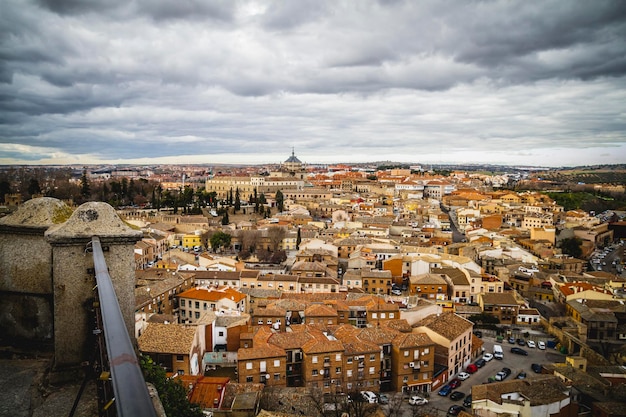 Toledo, ciudad imperial. Vista desde la pared, techo de la casa.