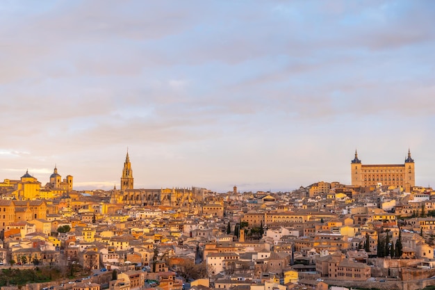 Toledo ciudad medieval de Castilla La Mancha desde la montaña, España. Vista desde la Ermita del Valle. Alzacar y Santa Iglesia Primada.