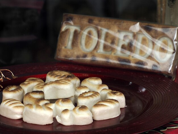 Toledo Espanha natal Doce tradicional de maçapão feito com moinho de amêndoa, ovos, água e açúcar numa pastelaria