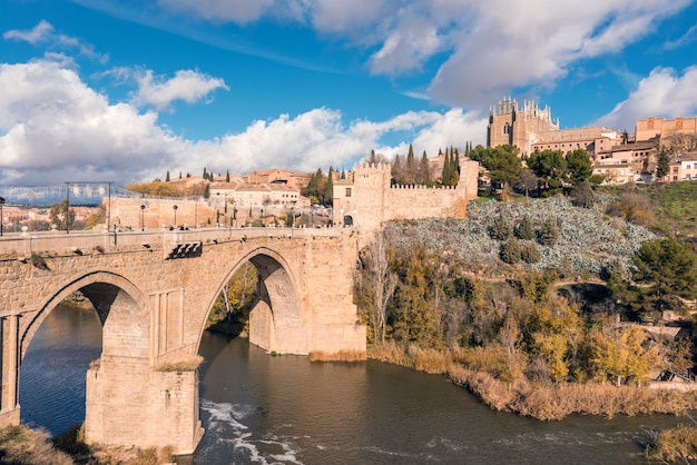 Toledo mittelalterliche San Martin Brücke und Stadtbild, Toledo, Castilla la Mancha, Spanien.