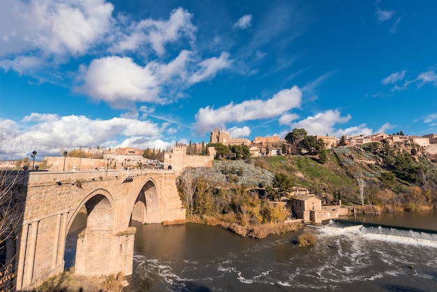 Toledo mittelalterliche San Martin Brücke und Stadtbild, Toledo, Castilla la Mancha, Spanien.