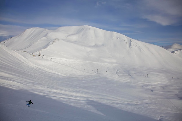 Tolle Aussicht auf Freerider auf Splitboard, die von der Spitze des Grats hinunterfahren Skitouren in den Bergen