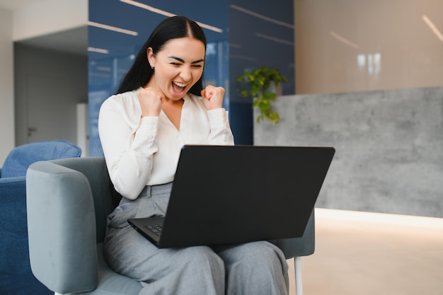 Tolle Neuigkeiten Erfolg gewinnen Foto von verrückter, glücklicher, positiver Frau, Gewinnerin, gute Laune, Sieg, Arbeit im Innenbereich