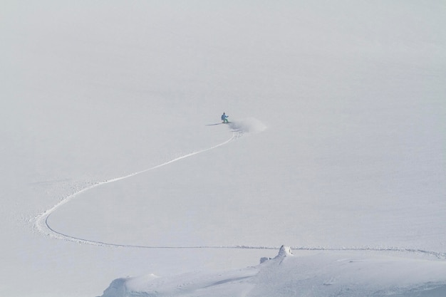 Tolle Snowboard-Linie auf Freeride-Winteraktivitäten auf weißem Feld