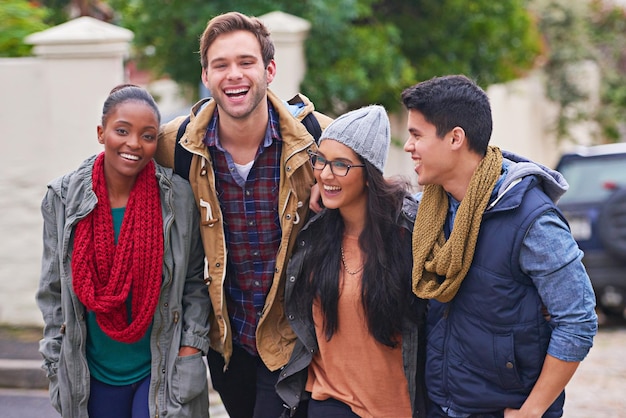 Tolle Zeiten auf dem Campus Aufnahme einer Gruppe fröhlicher College-Studenten, die auf dem Campus herumhängen