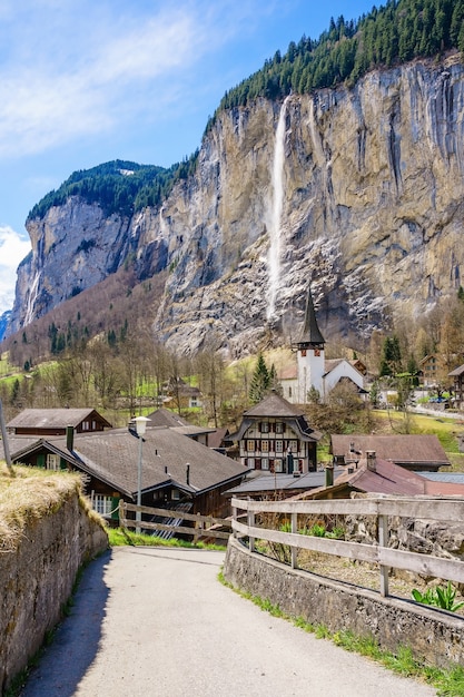 Tolles touristisches Bergdorf mit Kirche und Staubbach Wasserfall