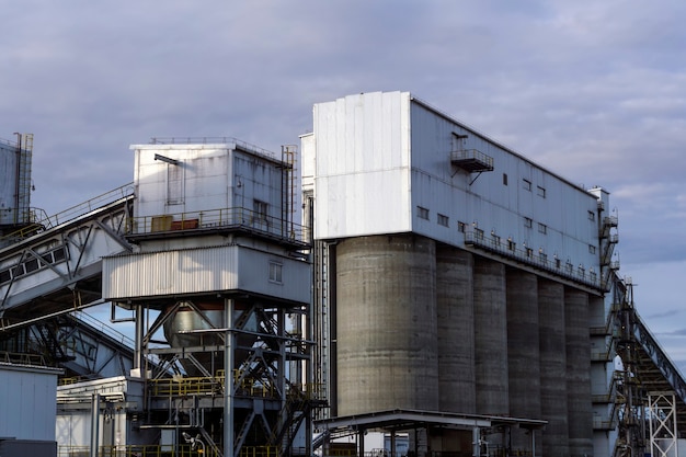 Tolva de almacenamiento y carga para materiales sueltos con galerías transportadoras inclinadas