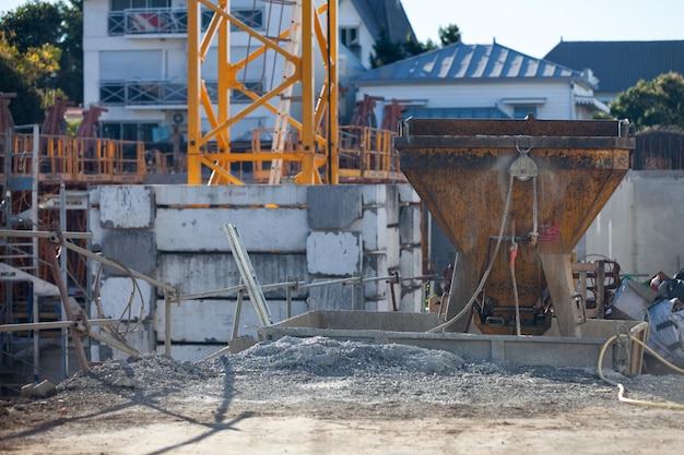 Tolva de cemento en un sitio de construcción