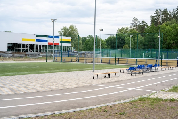 Tolyatti Rússia 25 de julho de 2021 Campo de futebol verde com assentos azuis Estádio esportivo