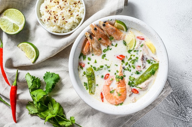 Tom Kha Gai casero. Sopa de leche de coco en un bol. comida tailandesa