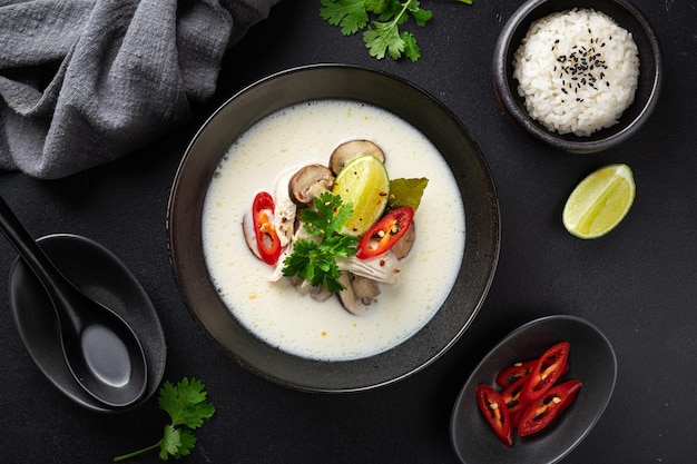 Tom kha gai em um plano de fundo preto